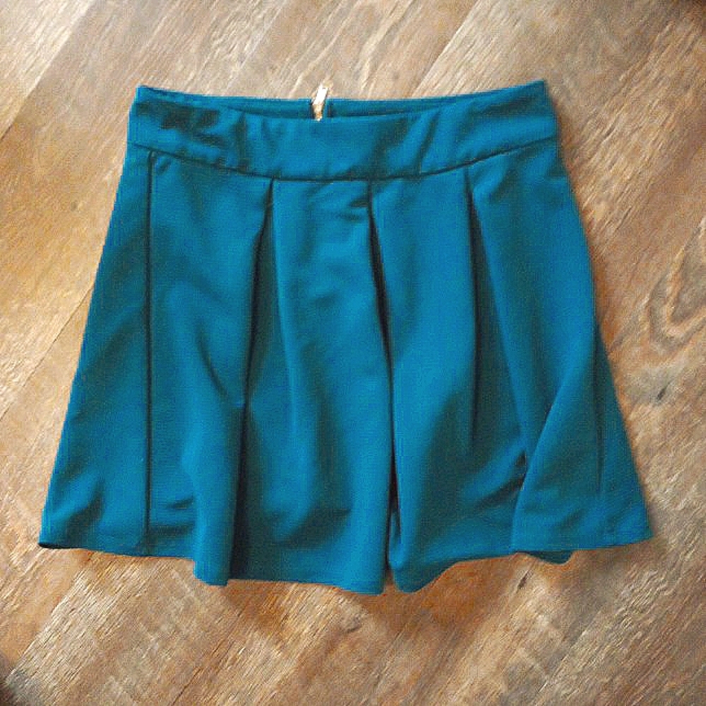 Emerald green pleated skirt